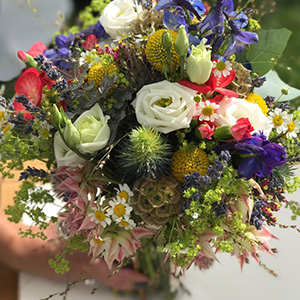 Bunter Blumenstrauß zur Dekoration - Partyservice Schneebesen Bunter Blumenstrauß zur Dekoration - Partyservice Schneebesen