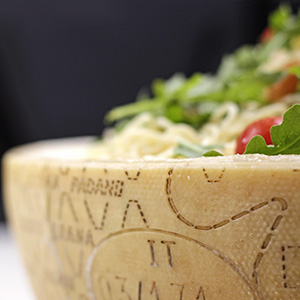 Pasta aus dem Parmesanlaib - Partyservice Schneebesen Pasta aus dem Parmesanlaib - Partyservice Schneebesen